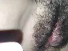 Ammunta toinen kuormitus hänen karvainen pimppi