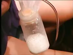 Seksikäs pitkäkarvainen latina kahden pumput maitoa hänen turvonnut rinnat