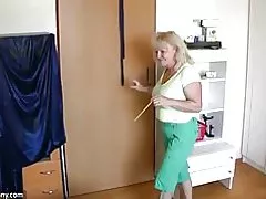 Oldnanny chubby kypsä kanssa vanha kypsä leikkii pillua